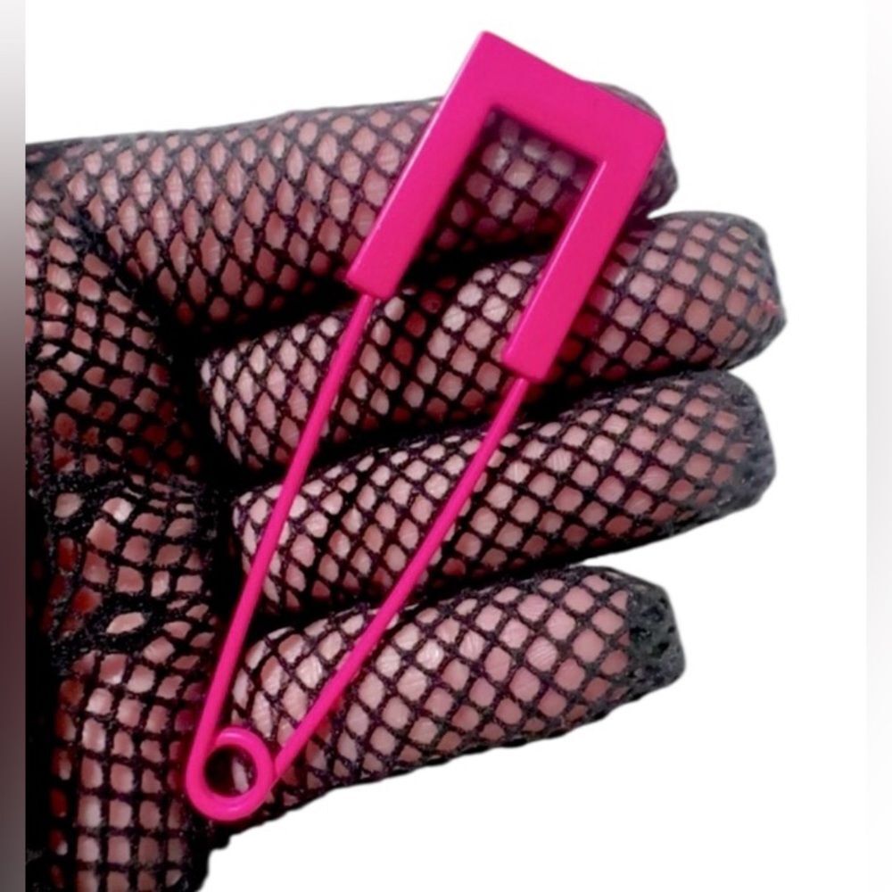 NEW METAL PIN DECOR BROOCH.. ONLY AVAILABLE IN PINK!!